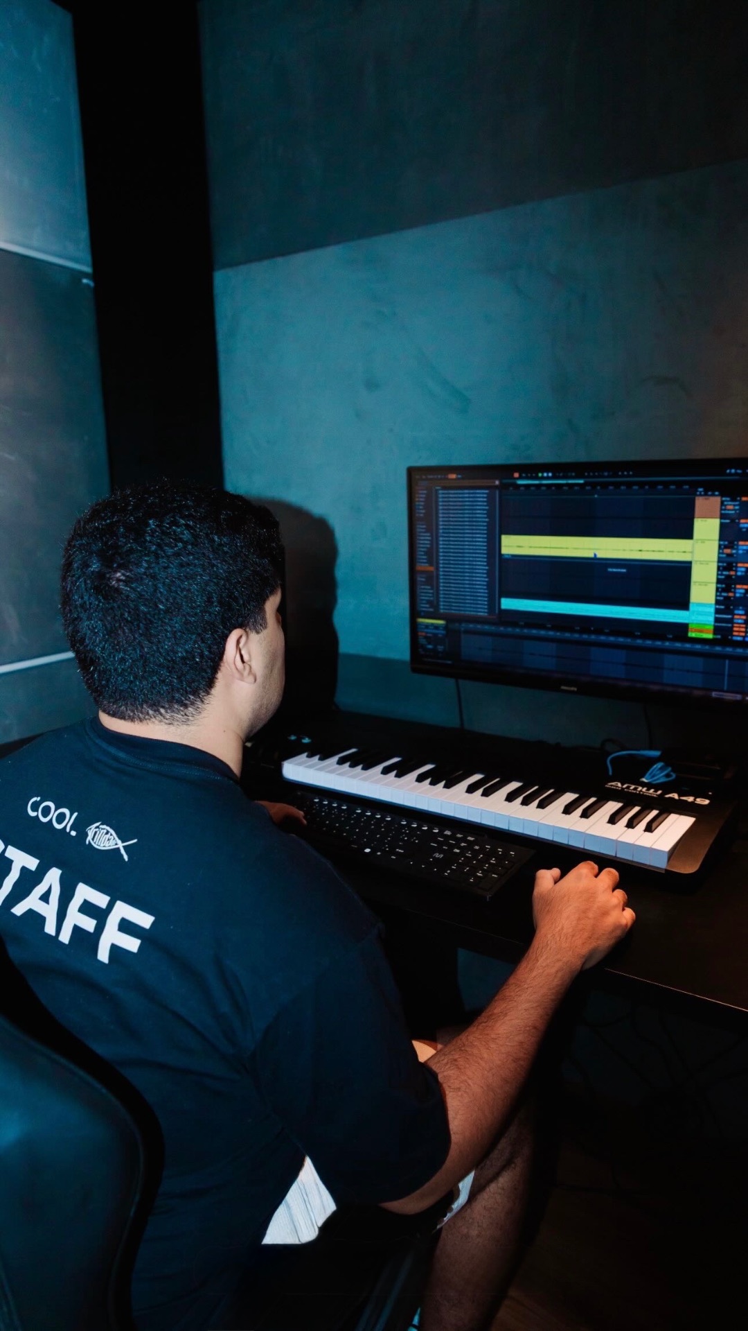 Composing a session on the MIDI keyboard at Gui Hazel